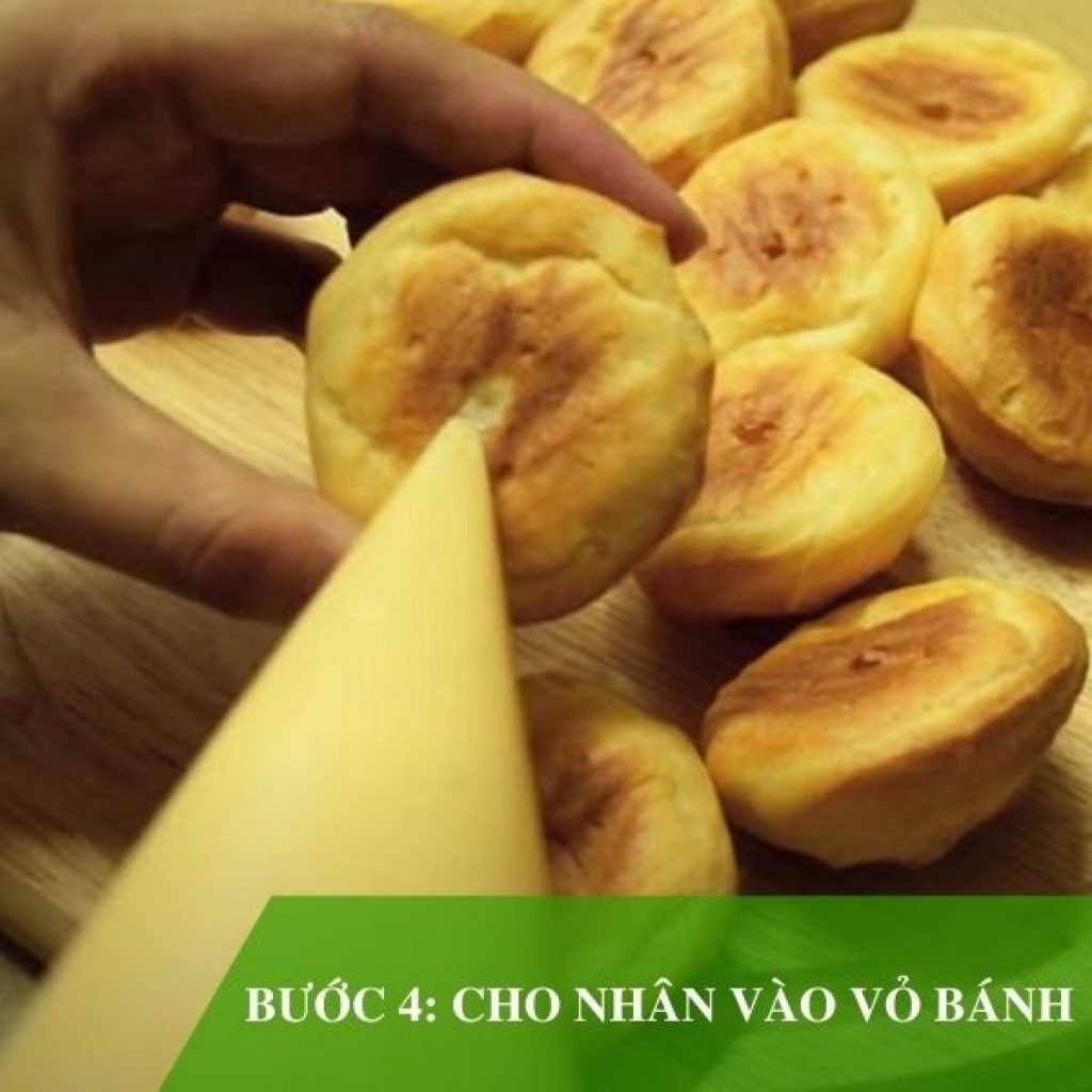 Cho nhân vào vỏ bánh