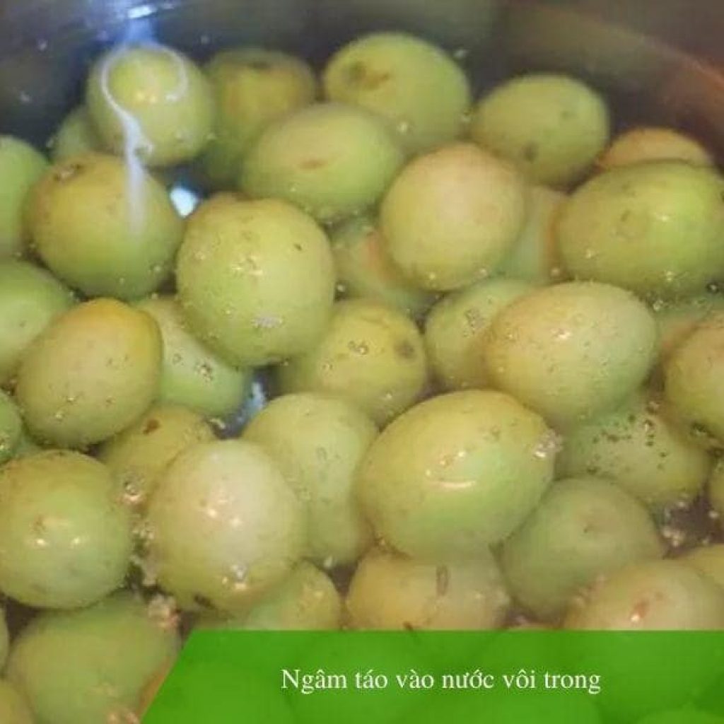 Ngâm táo vào nước vôi trong