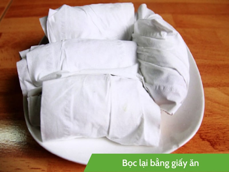 Bọc khoai luộc bằng giấy ăn