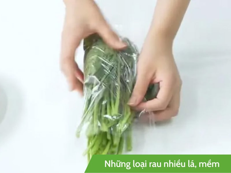 Bọc rau mềm sau đó cho vào luộc với lò vi sóng