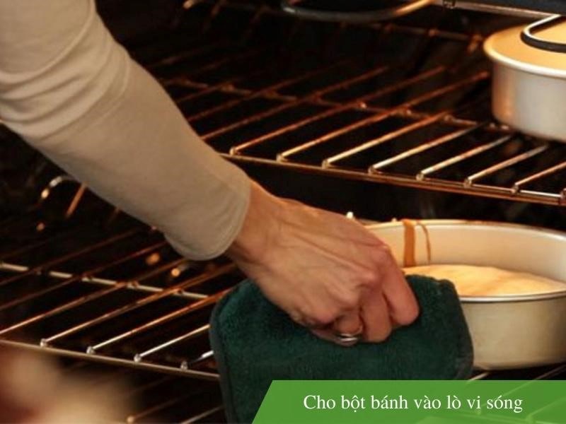 Cho bánh đậu xanh vào lò vi sóng