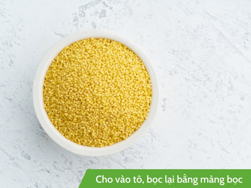 Cho đậu xanh ráo nước vào lò vi sóng