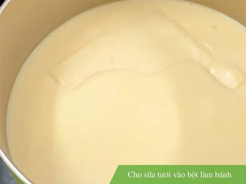 Cho sữa tươi vào bột làm bánh đậu xanh