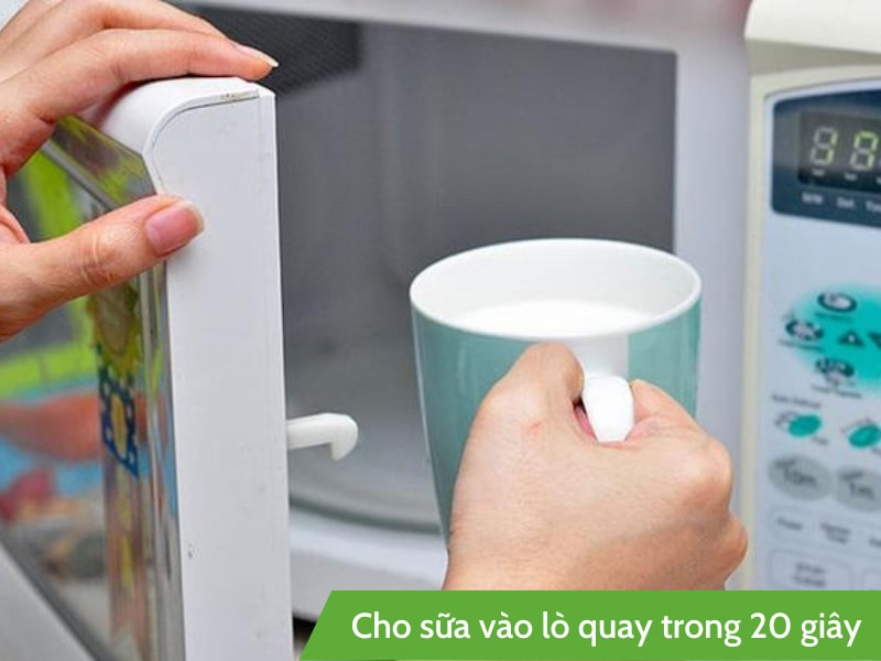 Bước 2: Cho sữa vào lò vi sóng trong 20s