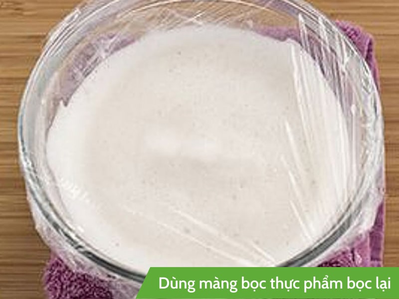 Dùng màng bọc thực phẩm bọc gạo