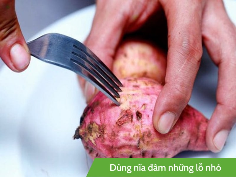 Dùng nĩa trọc lỗ nhỏ trên khoai luộc