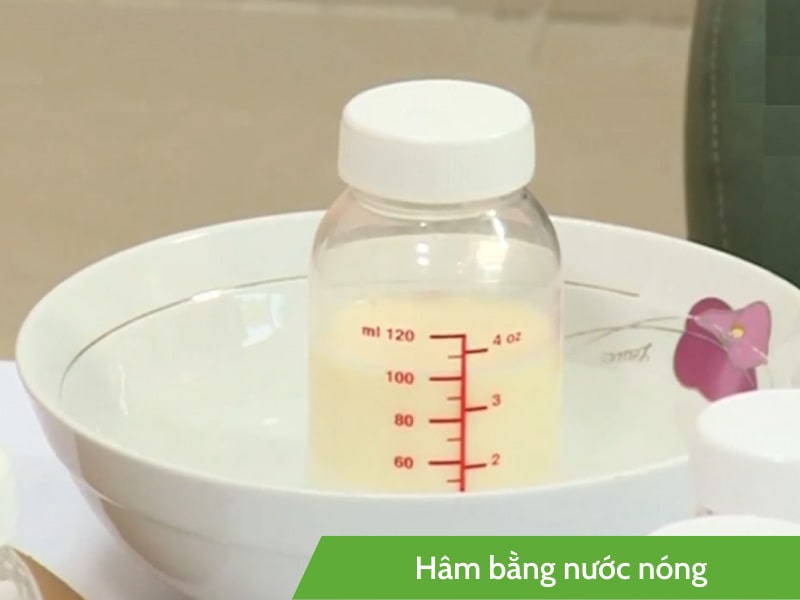 Hâm sữa bằng nước nóng