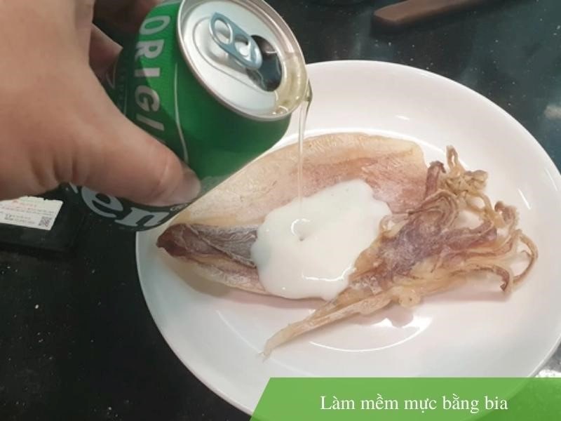 Bước 1: Làm mềm mực bằng bia