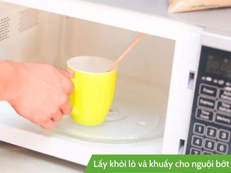 Bước 3: Lấy sữa khỏi lò và khuấy cho nguội