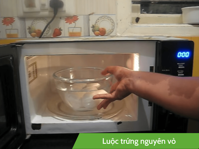 Luộc trứng nguyên vỏ với trong lò vi sóng