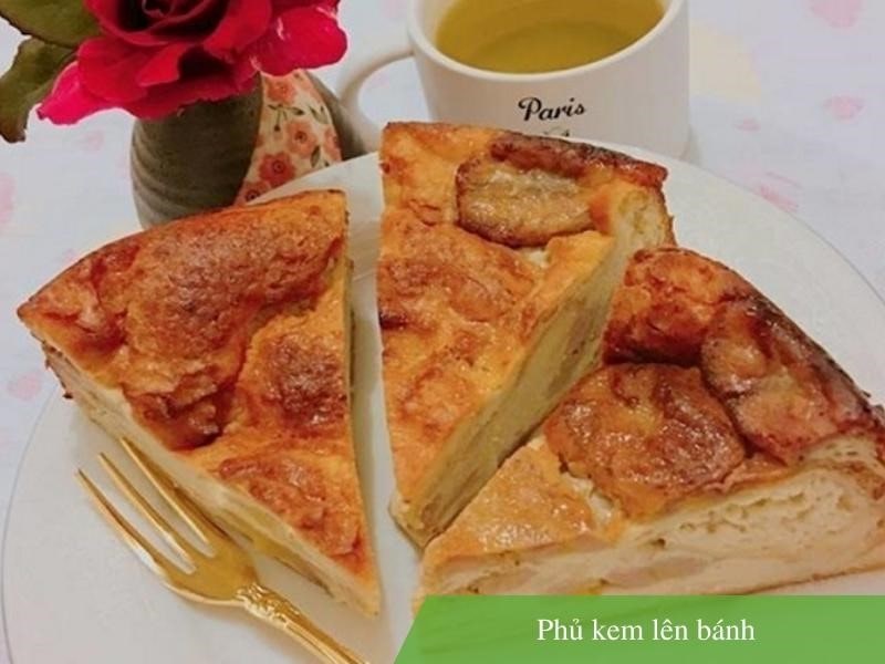 Phủ kem lên bánh chuối