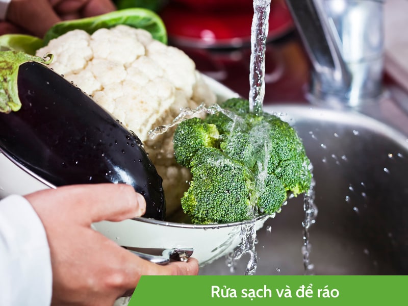 Rửa rau cứng trước khi luộc