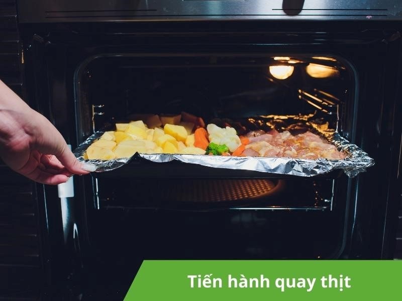 Tiến hành quay thịt trong lò vi sóng