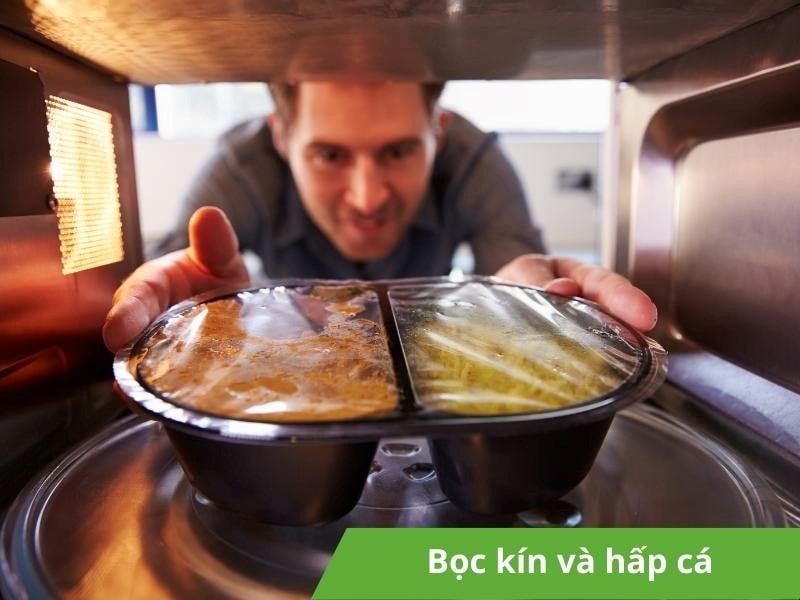 Bọc kín cá rồi cho hấp trong lò vi sóng