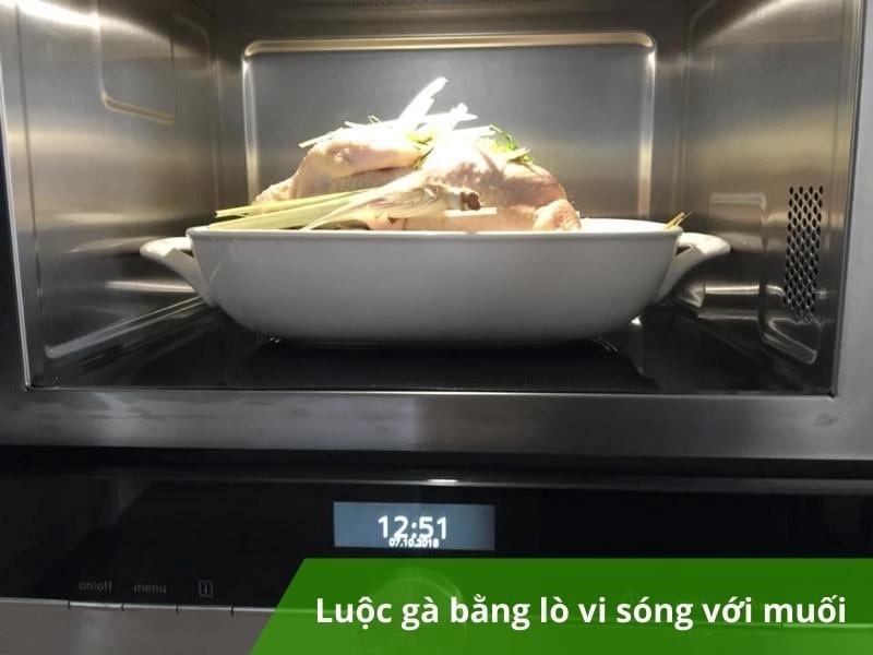 Cách luộc gà bằng lò vi sóng với muối