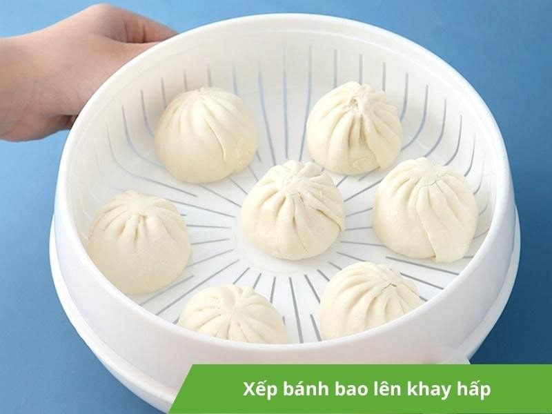 Chuẩn bị bánh bao vào khay nướng