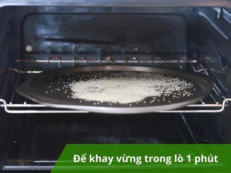 Đưa khay vừng nguyên liệu vào nướng trong 1 phút