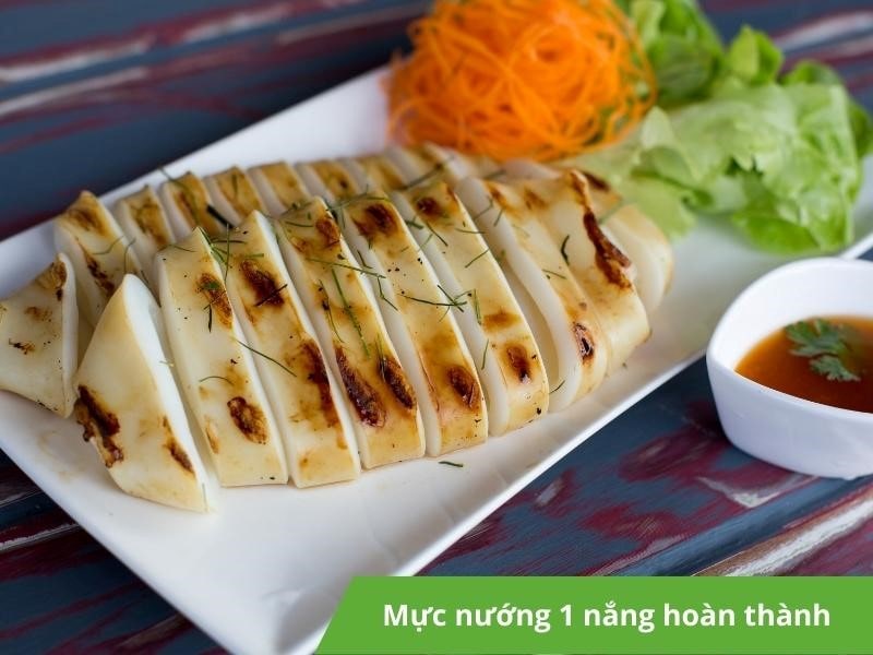 Hoàn thành món mực 1 nắng nướng lò vi sóng