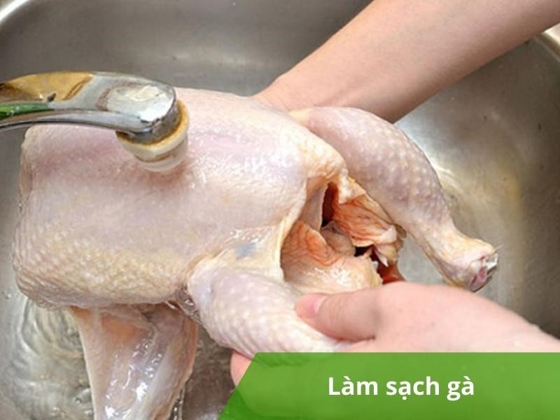 Làm sạch gà dùng luộc với màng bọc thực phẩm