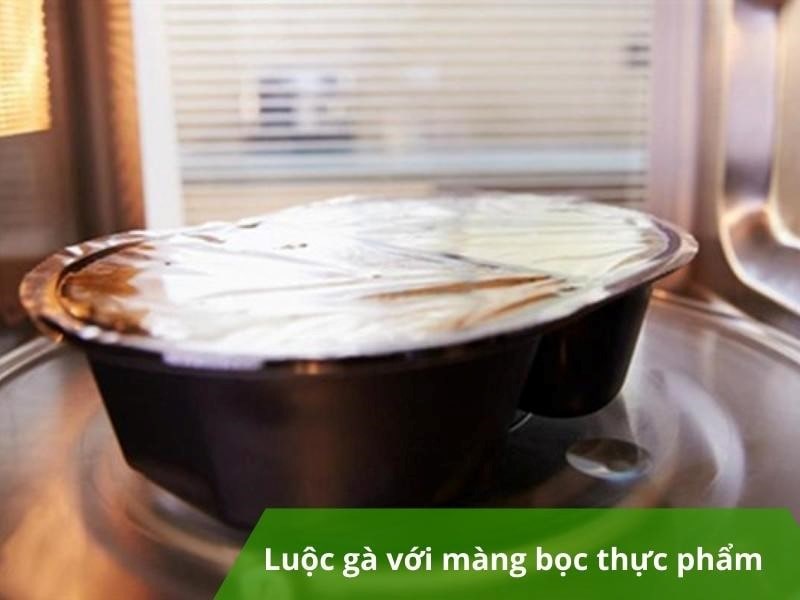 Luộc gà với màng bọc thực phẩm trong lò vi sóng