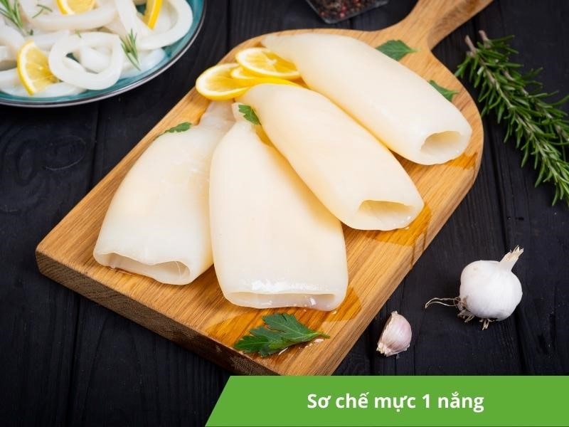 Sơ chế mực 1 nắng trước khi nướng