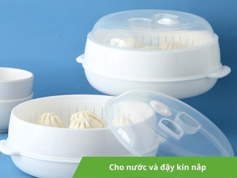 Thêm nước vào khay bánh bao trước khi hấp