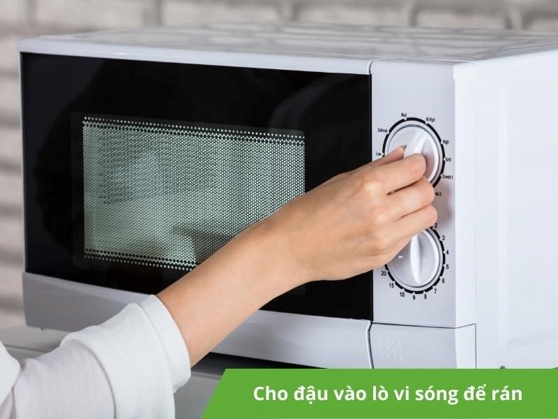 Tiến hành rán đậu bằng lò vi sóng