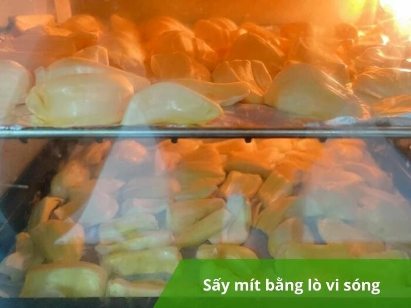 Tiến hành sấy mít bằng lò vi sóng