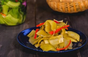 Cách làm Dưa Cải Muối vàng giòn đẹp để được lâu - Chuối Xanh Reviews