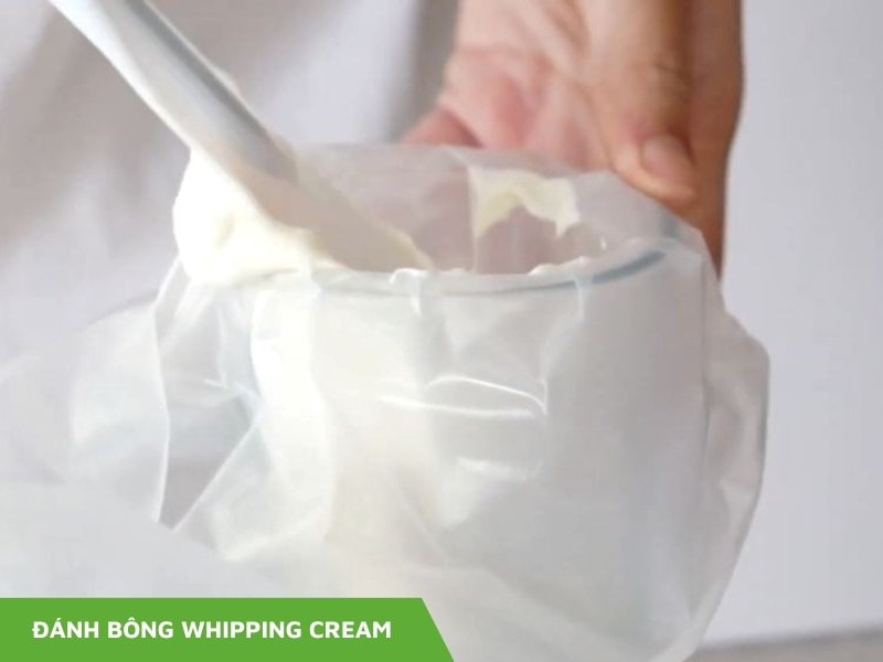 Đánh bông whipping cream làm sinh tố