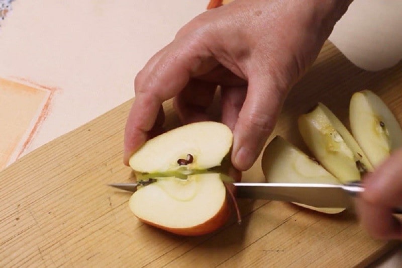 Sơ chế táo nguyên liệu làm sinh tố
