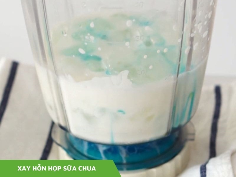 Xay hỗn hợp sữa chua bằng máy xay sinh tố