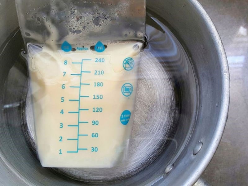 Hâm sữa mẹ bằng nước ấm