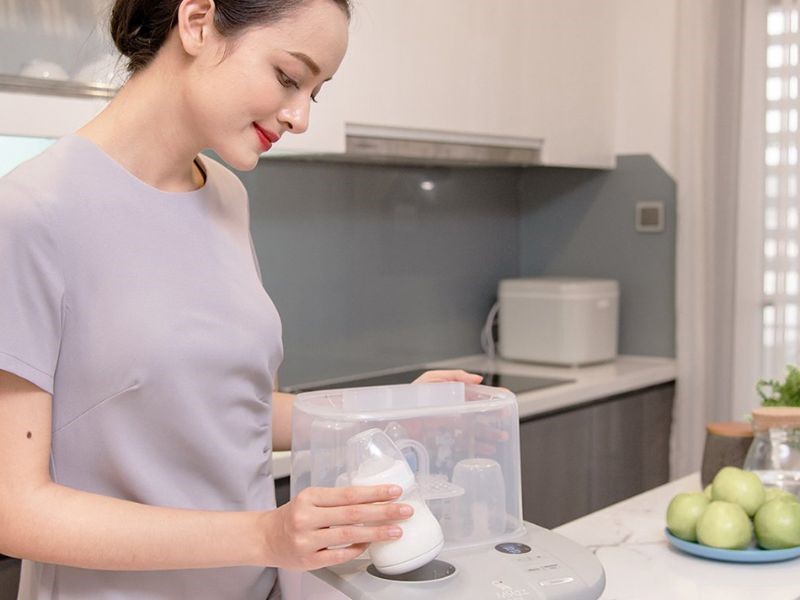 Rửa sơ bình sữa trước khi bỏ vào máy hâm sữa tiệt trùng sấy khô