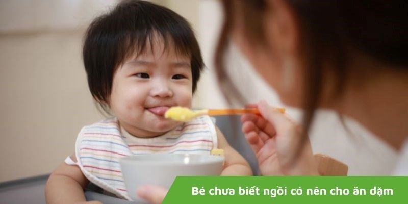 Bé chưa biết ngồi có nên cho ăn dặm