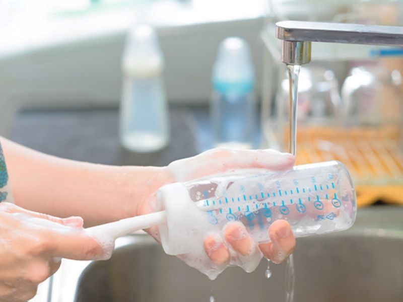 Nước rửa bình sữa chuyên dụng giúp làm sạch vật dụng cho bé cực an toàn