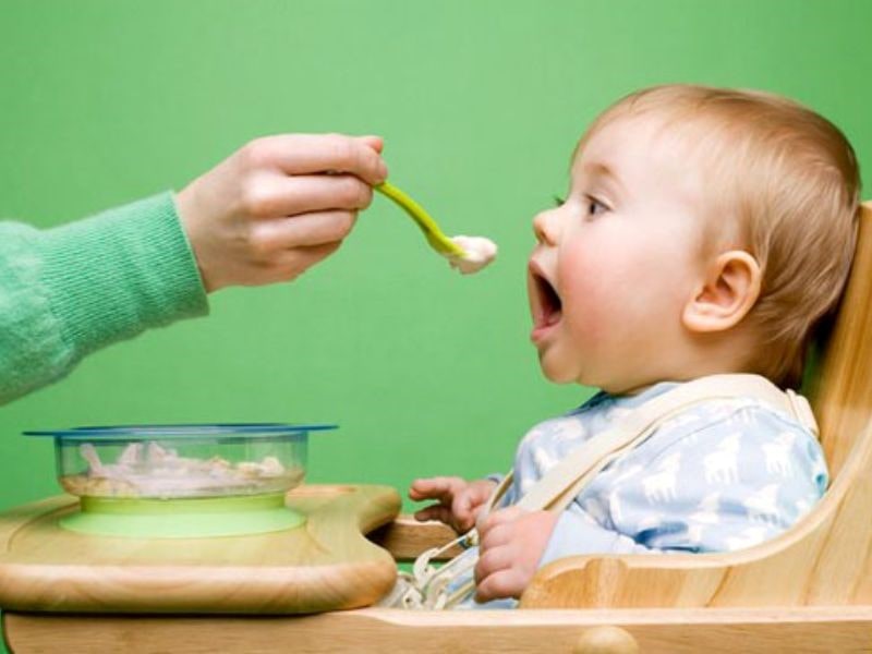 Thời gian cho bé ăn cần được kiểm soát khoa học