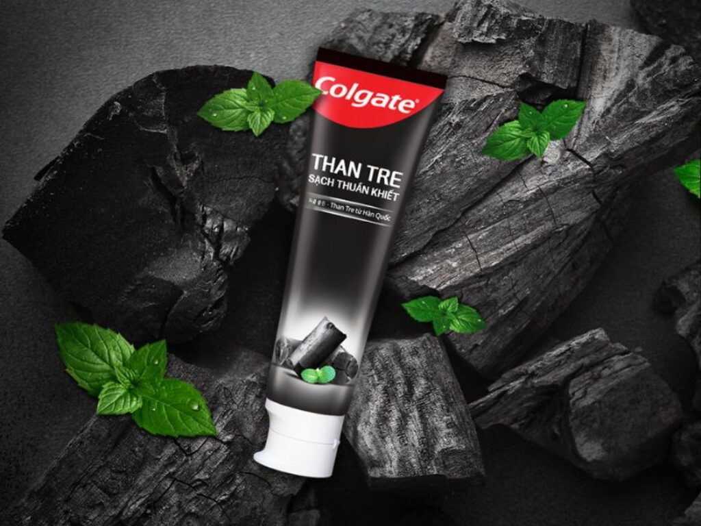 Kem đánh răng Colgate Bamboo Charcoal Pure Clean giúp làm trắng răng