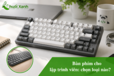 Bàn phím cơ TKL trên bàn làm việc lập trình, ảnh minh họa bài đánh giá Chuối Xanh