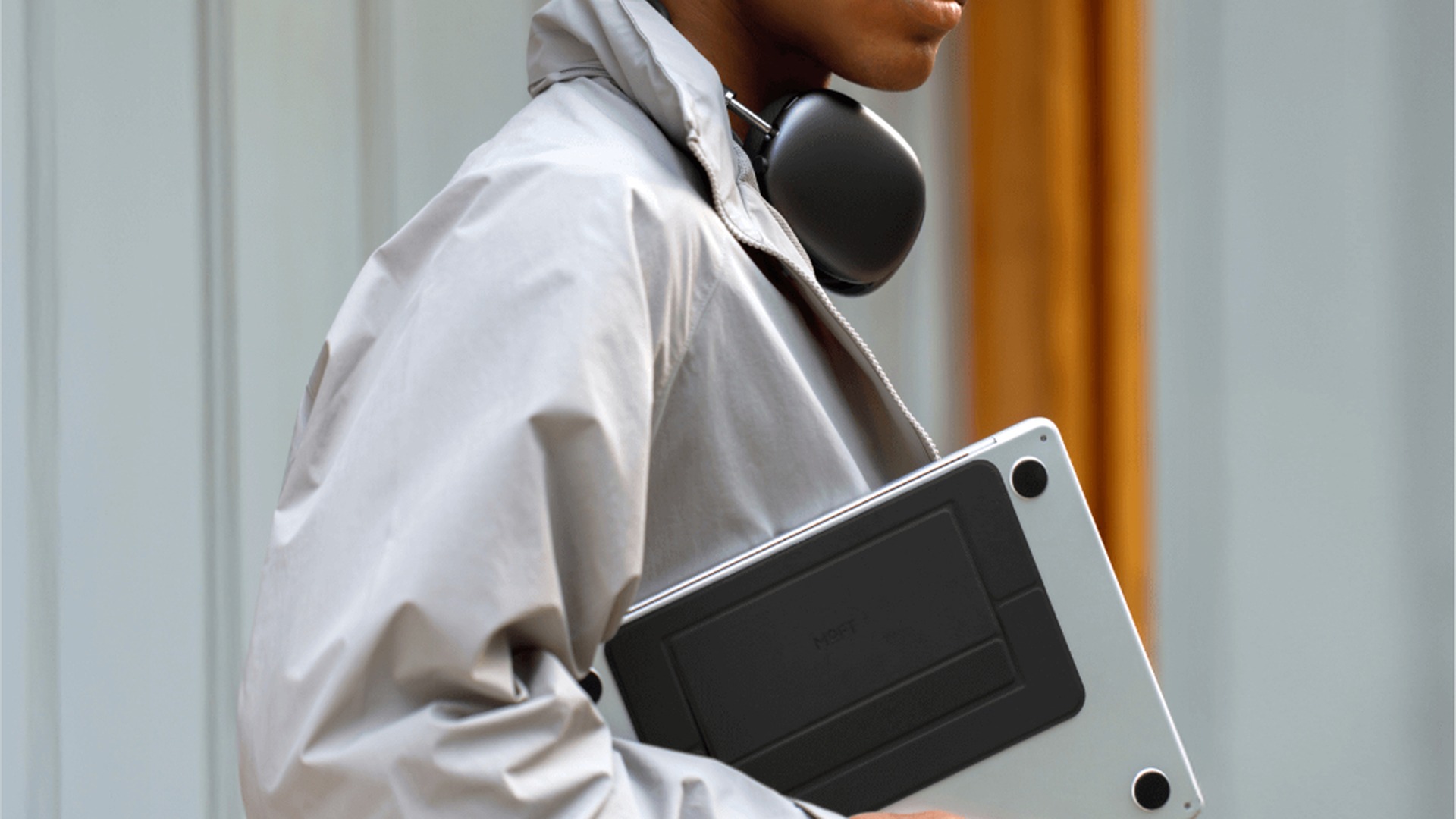 Người mang laptop dán MOFT Airflow sau lưng máy, ảnh minh họa bài đánh giá Chuối Xanh