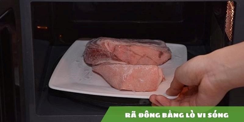 [Mẹo hay] Rã đông bằng lò vi sóng đúng cách, an toàn