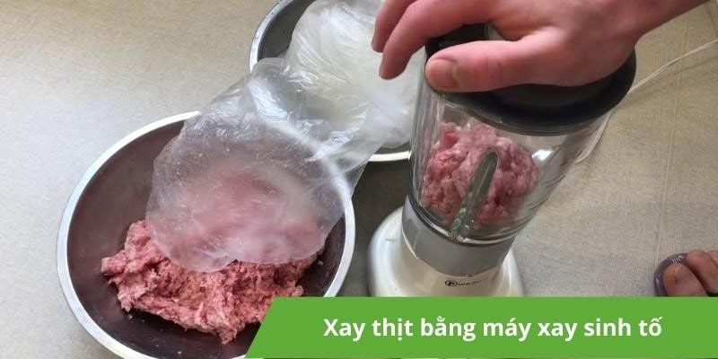 Xay thịt bằng máy xay sinh tố nhanh chóng, đơn giản